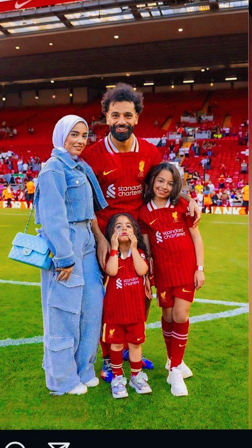 محمد صلاح مع زوجته وابنتاه في الملعب، كلمتك