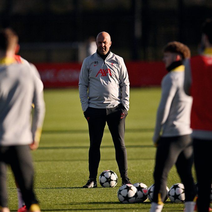 Arne Slot watches over training.