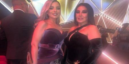 مشاهير العرب - بعد خلافاتهما بسبب أحمد سعد.. صورة تذكارية لـ سمية الخشاب وريم البارودي في حفل Joy Awards - أخبار كلمتك