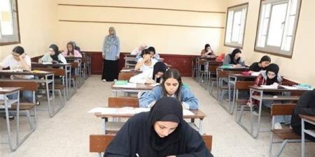 طلاب الجيزة يؤدون اليوم امتحاني اللغة الأجنبية والكمبيوتر للشهادة الإعدادية - أخبار كلمتك