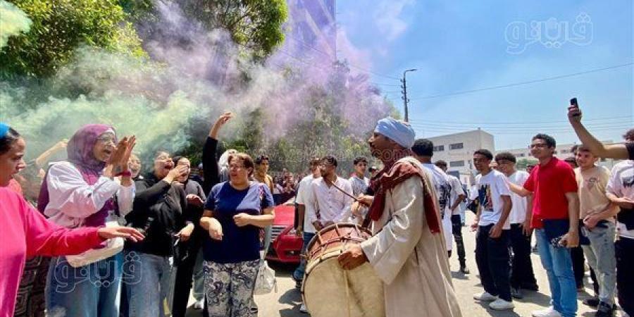 طلاب الثانوية بمصر الجديدة يحتفلون بانتهاء الامتحانات بفرقة زمر وطبل (فيديو وصور)