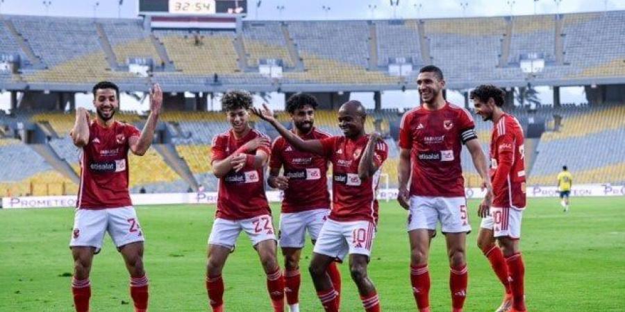 مقابل راتب 2 مليون دولار.. هل يرحل لاعب الأهلي إلي الإمارات في الميركاتو الصيفي؟