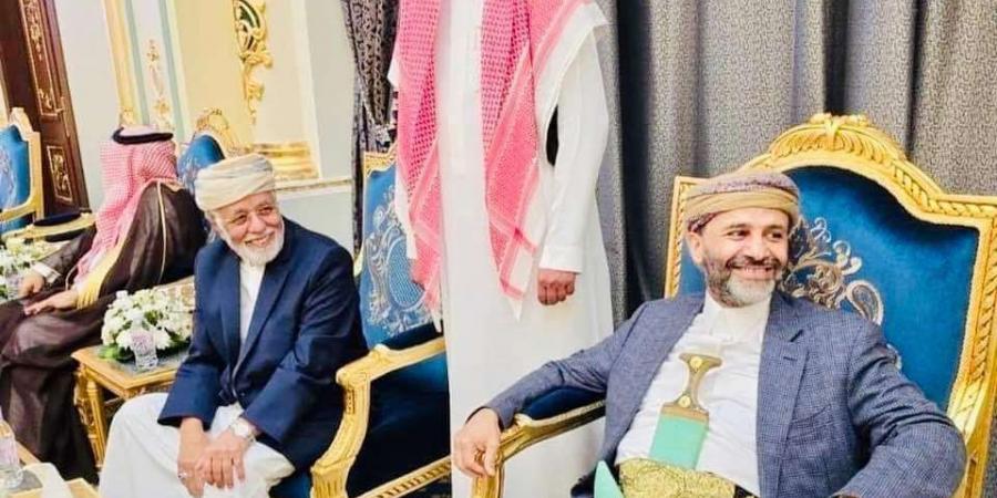 اول ظهور لعلي محسن الاحمر بهذا الشكل وبجانب حميد الاحمر بهذه الدولة