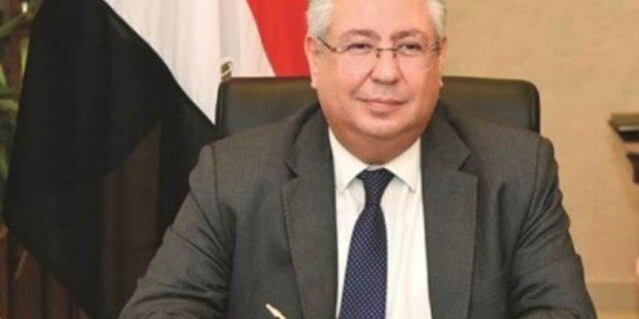 سفير مصر بالكويت يكرم الطلاب المصريين أوائل الثانوية العامة - أخبار كلمتك