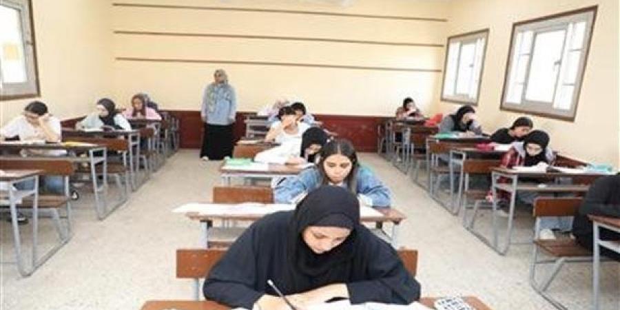 طلاب الثانوية العامة الدور الثاني يؤدون امتحان اللغة الأجنبية الثانية والتربية الوطنية اليوم - أخبار كلمتك