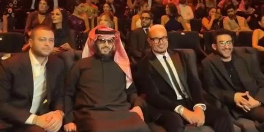 عمرو دياب وأحمد حلمي ويسرا أبرز نجوم حفل أزياء إيلى صعب في السعودية| فيديو - أخبار كلمتك