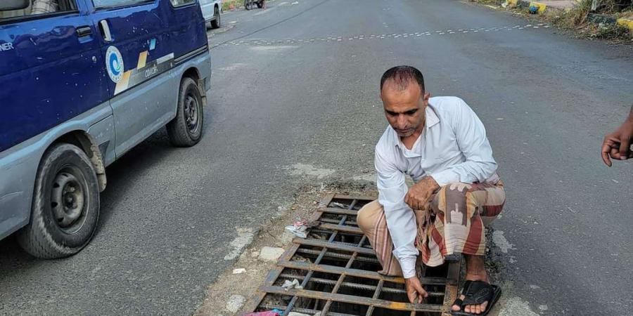 عقب مناشدات متكررة .. إغلاق حفرة هددت حياة الأهالي في تعز - أخبار كلمتك