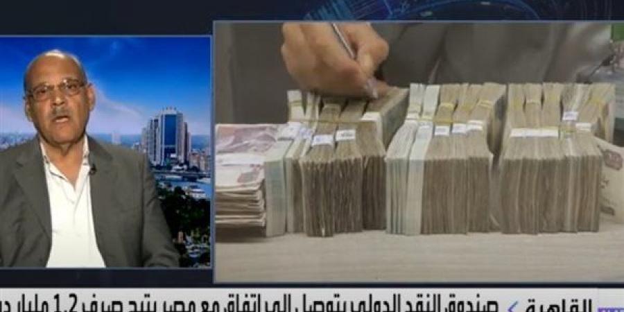 أستاذ اقتصاد يكشف مفاجأة بشأن المتحكم في سعر صرف الدولار(فيديو) - أخبار كلمتك