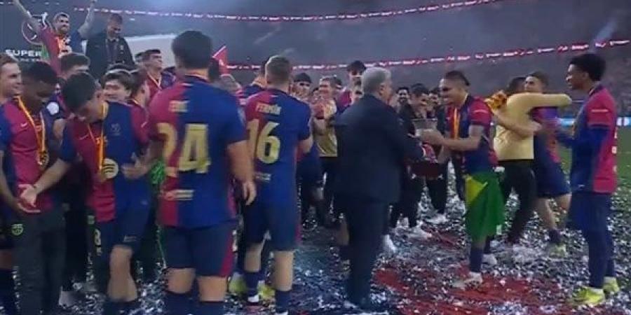 خوان لابورتا يحتفل مع لاعبي برشلونة برفع كأس السوبر الإسباني (فيديو) - أخبار كلمتك